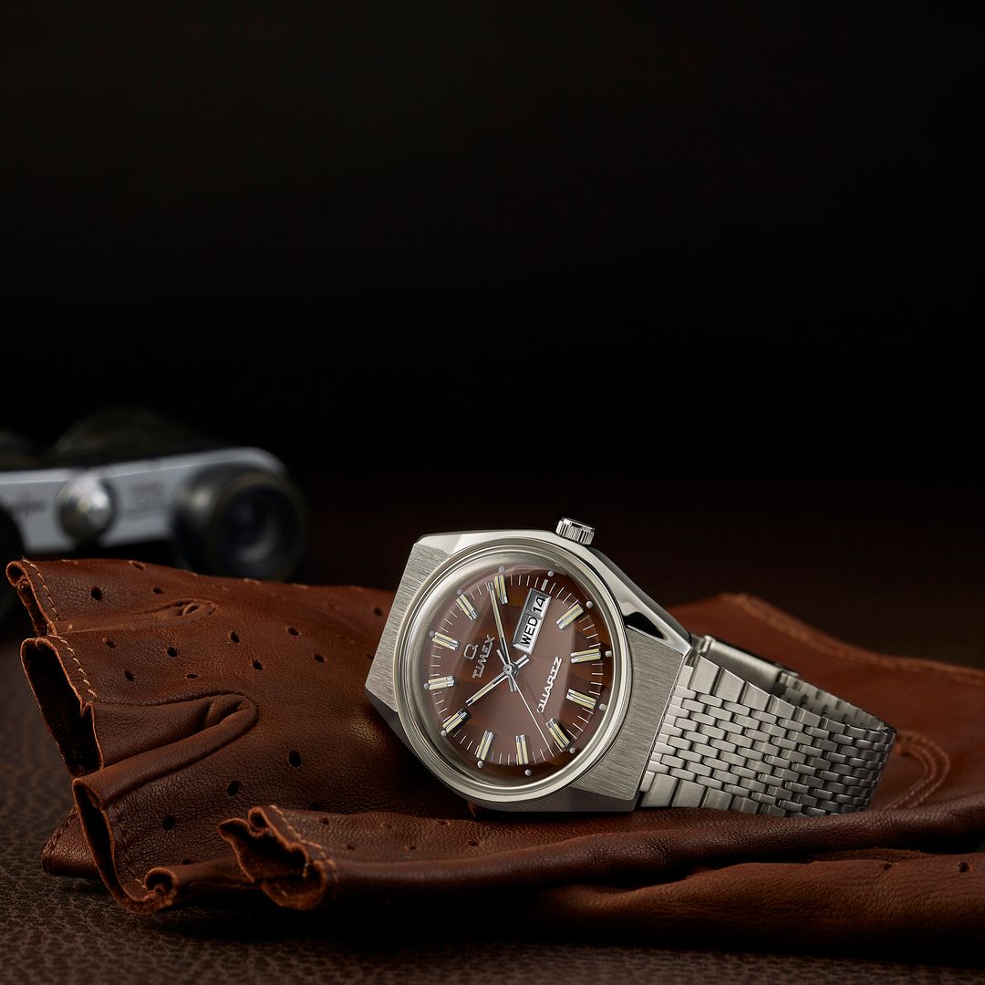 Zegarek męski Timex z brązową tarczą w zaokrąglonej kopercie ze stali oraz ze stalową bransoletą w srebrnym kolorze